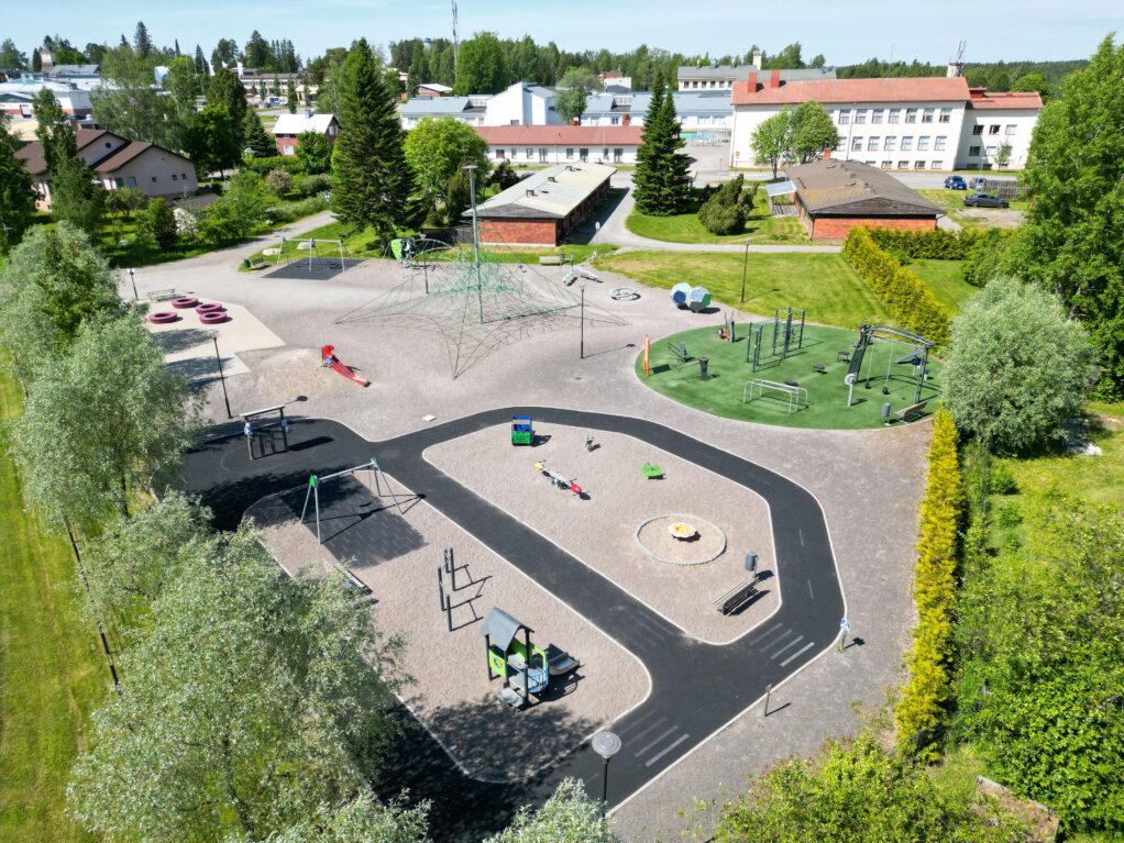 Ilmakuva perhepuistosta kirkonkylällä