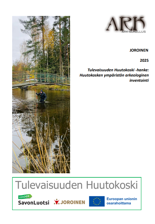 Huutokosken ympäristön arkeologisen inventoinnin loppuraportin kansilehti. Kuvassa arkeologi kahlaa Huutokoskessa riiippusillan lähellä märkäpuvussa tekemässä tutkimusta.
