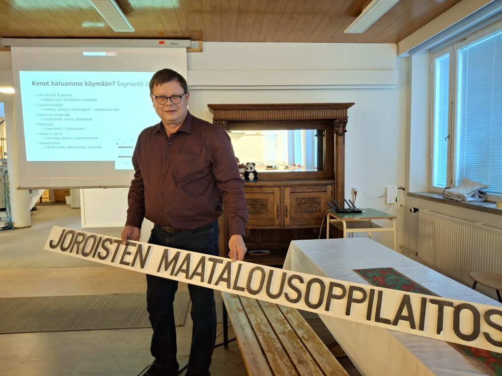 Joroisten entisen maatalousoppilaitoksen päärakennuksen isänsä Kimmo Ihalainen esittelee hymyillen sisätiloissa pari metriä pitkää valkoista kylttiä, jossa lukee oppilaitoksen nimi.